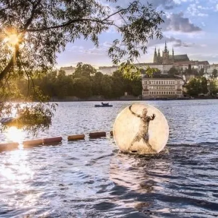 Dévaler une pente dans une bulle en plastique